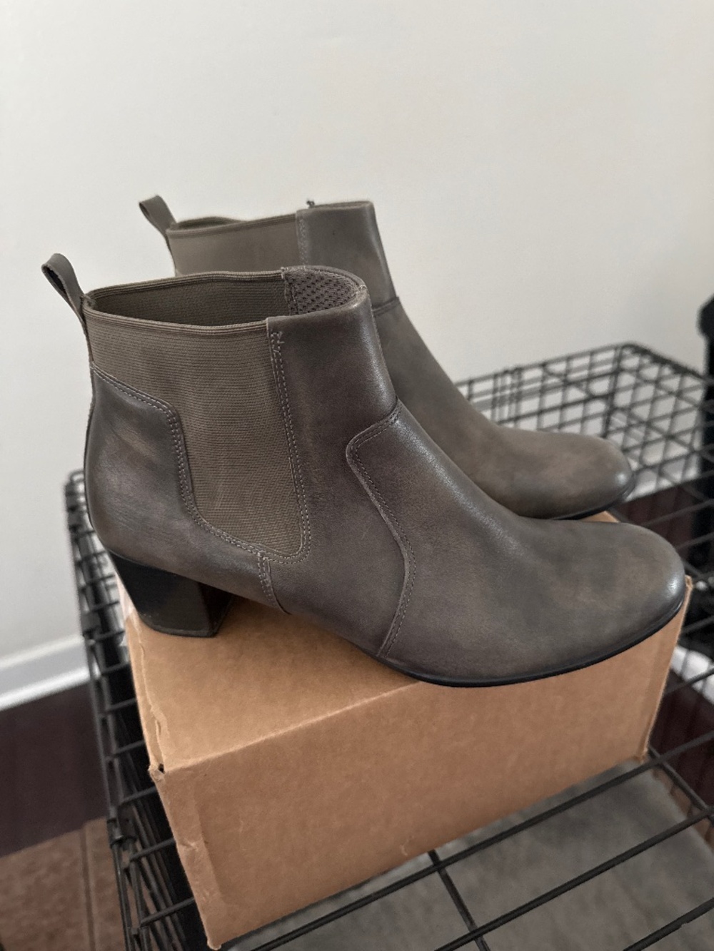 Ecco Women's Shape 35 Ankle Boots Sz 8. EU 39 Gray Leather Block Heel Pull On